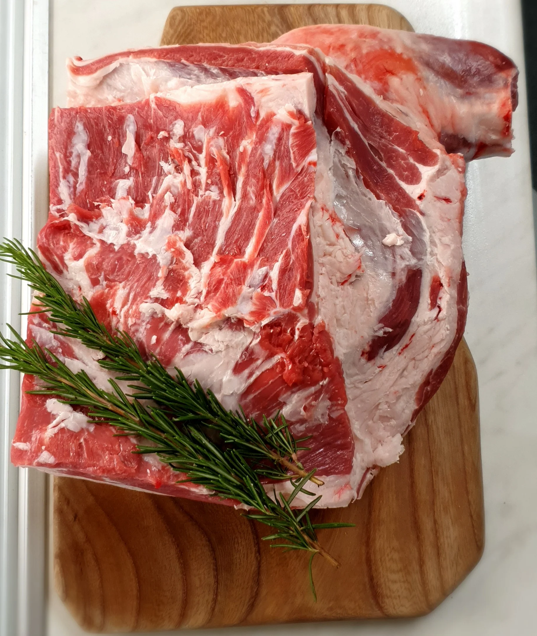 1kg Free Range Bone in Lamb Shoulder Joint - Image 2